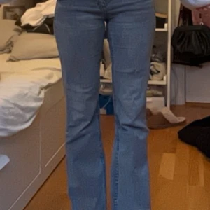 Grå bootcut jeans - Grå low waist bootcut jeans från Gina young💕 Mer ljusgrå i verkligheten