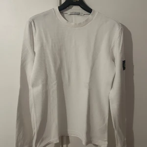 Calvin Klein sweatshirt  - Säljer denna sparsamt använda tröja pga av att jag inte använder den. Normal i storlek och i mycket fint skick.