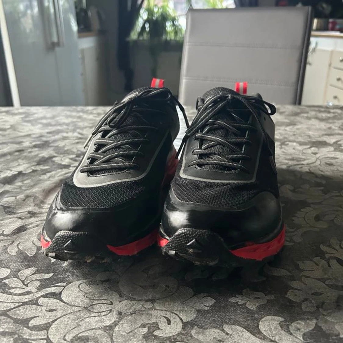 Svarta och röda sneakers med snörning - 2