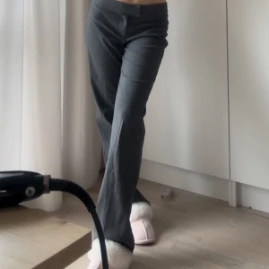 Grå kostymbyxor nelly  - Superfina grå kostymbyxor från nelly som tycärr är för stora för mig. Bild 1 är byxorna nedvikta. Om någon är intresserad säljer jag även ett par exakt likadana i svart. Byxorna har varit långa på mig och har lite mindre slitning nedtill, kan skicka bild privat🤍