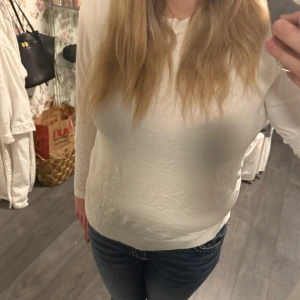 Vit långärmad tröja från 157 - Säljer en stilren vit långärmad tröja från 157. Perfekt för en avslappnad look. Tröjan har en rund halsringning och är tillverkad i ett mjukt material som ger en skön passform.