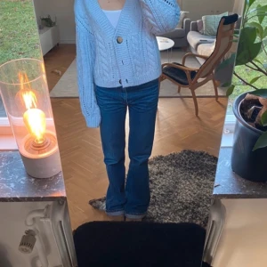 Ljusblå stickad kofta med knappar - Mysig ljusblå stickad kofta med stora knappar framtill. Nästan aldrig använd, altså inga defekter! Pris kan diskuteras vid snabb affär🩷🩷