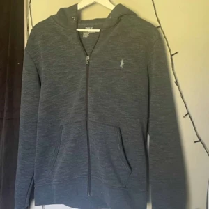 Polo Ralph Lauren zip - En snygg mörk blå Ralph Lauren zip hoodie i bra skick.