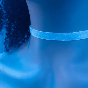 By prisförslag- vit choker med glitter  - Finns i röd, svart och vit 