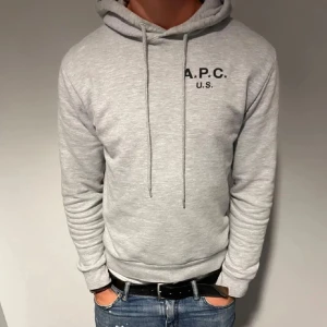 APC hoodie - Tja! Säljer nu min apc hoodie, storlek M men sitter mer som S. Den är i mycket fint skick men något uttvättad. Riktigt skön passform! Bara att skriva vid funderingar 😊