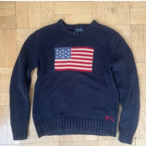 Ralph Lauren tröja - Riktigt go ralph lauren the flag tröja! Perfekt till både fest och vardag.🍾 Bara använd en gång och säljer då den inte passade.Kan gå ner på pris vid snabb affär.