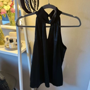Svart blus - Jätte fin halterneck blus💕