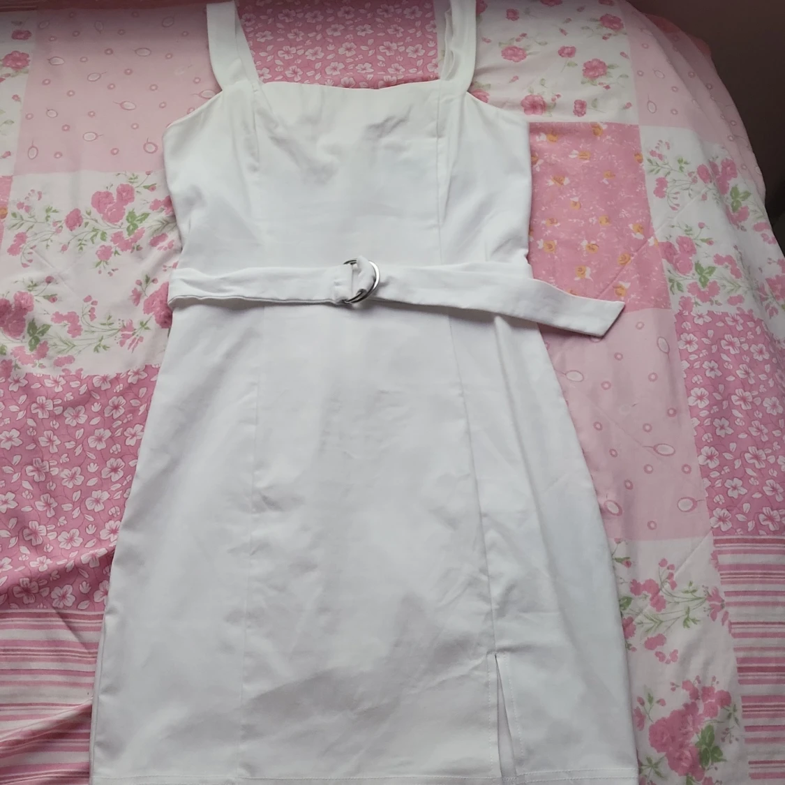 Vit klänning med bälte