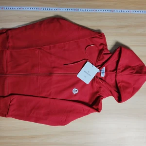 Moncler kofta  - Helt ny Moncler kofta. Säljer för att den är för liten storlek på den är  S.    Pris kan diskuteras