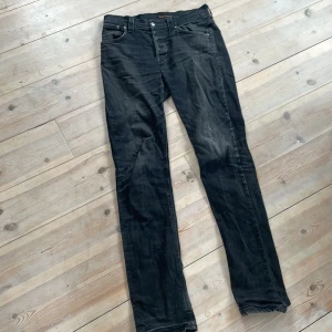 Svarta jeans från Nudie Jeans Co - Tvär feta  svarta jeans från Nudie Jeans Co med klassisk design. De har en rak passform. Sitter riktigt bra 