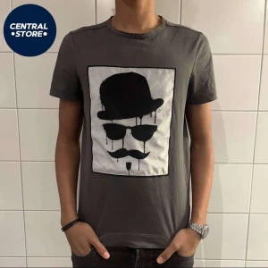 Limitato T-shirt  - Hej! Säljer denna otroligt stiliga Limitato T-shirt, skick 8/10 Inga defekter. Modellen är ca 183, priset går att diskutera🤩 
