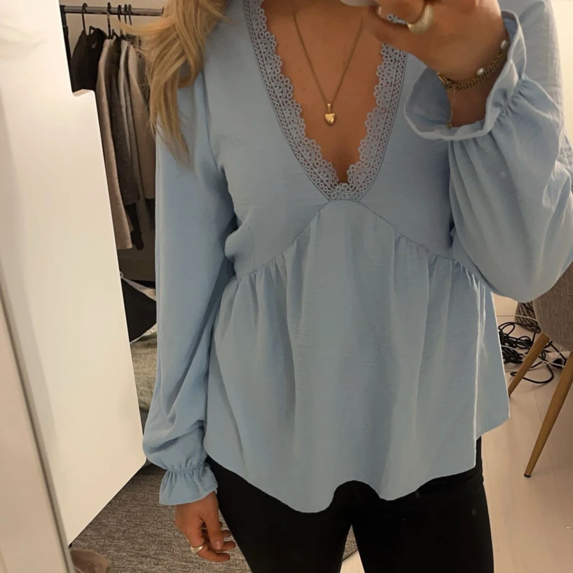 Ljusblå blus med spetsdetaljer - 1