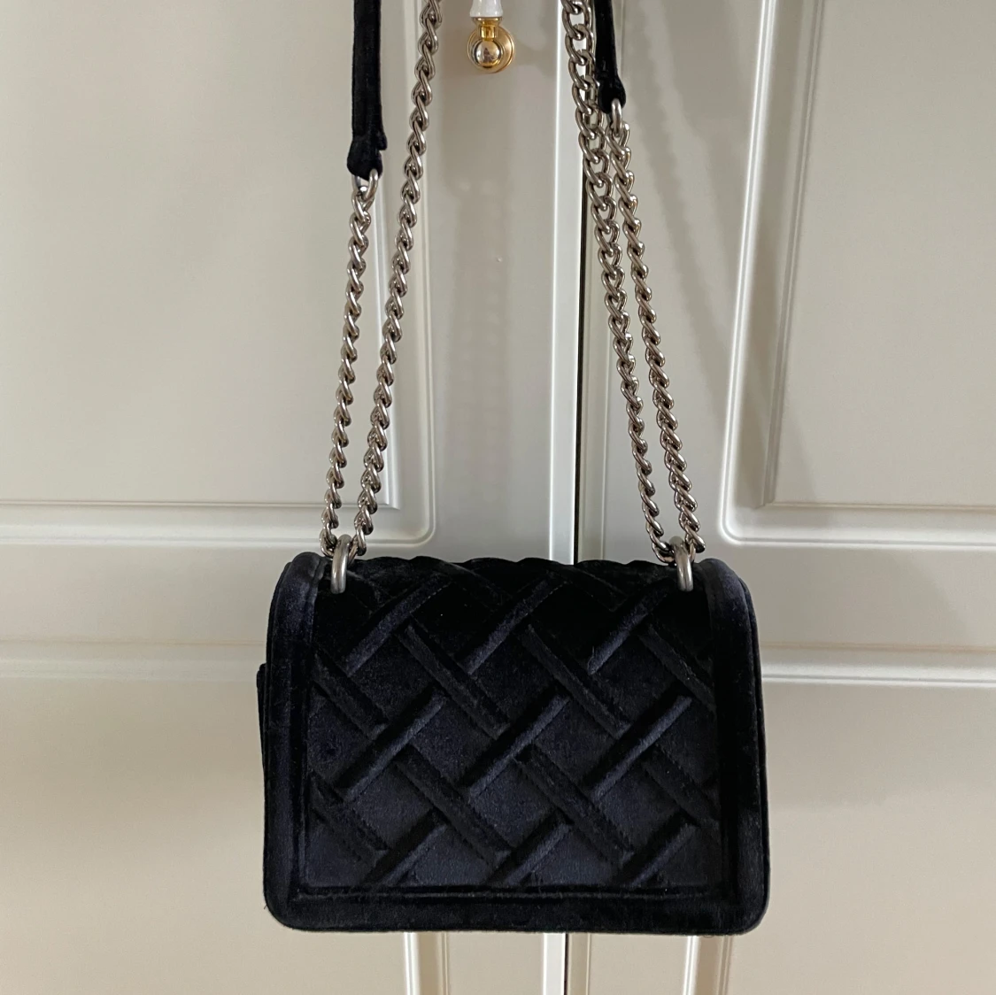 Svart quiltad axelväska med kedja oanvänd  - 4