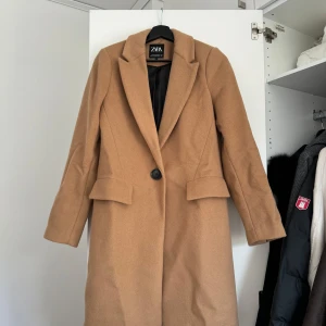 Brun kappa från Zara  - Säljer en brun kappa från Zara. Knappt använd och den är i väldigt fint skick. Skicka pm för fler bilder.  Kan hämtas i Göteborg/mölndal 