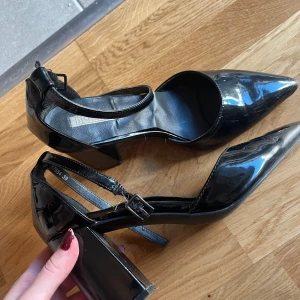 Klackskor - Skor från Nelly, storlek 39. Skänker mot frakt. Remmen runt börjar bli sliten. 