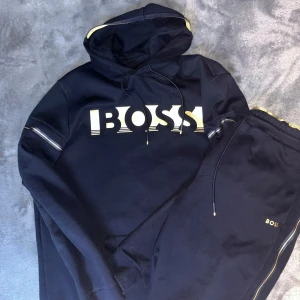 Hugo Boss dress  - Boss dress tröjan är storlek XL byxorna är i XXL jätte fint skicka nypris nånstans mellan 2500-3000kr. Marinblå med guld tryck TAR EJ UNDER 800kr