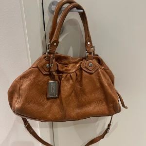 Marc Jacobs väska  - Marc Jacob’s väska som har kommit till användning men fortfarande bra skick. Förekommer skador (fler bilder kan skickas privat)😇 Fraktas spårbar eller möter upp i centrala Stockholm 📍