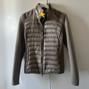 Parajumper jacka - Jätte fin parajumper jacka i nyskick som är storlek XS och är i den fina färgen Taupe, passar bra på vår, sommar och höst❣️