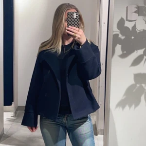 Mörkblå kappa - Hej! Säljer min mörkblåa kappa från Gina i stolek XXS men som sitter som S ungefär. Sjukt fin och jätte bra skick! Köpt för 599kr men säljer för 350kr💘skriv för fler frågor!