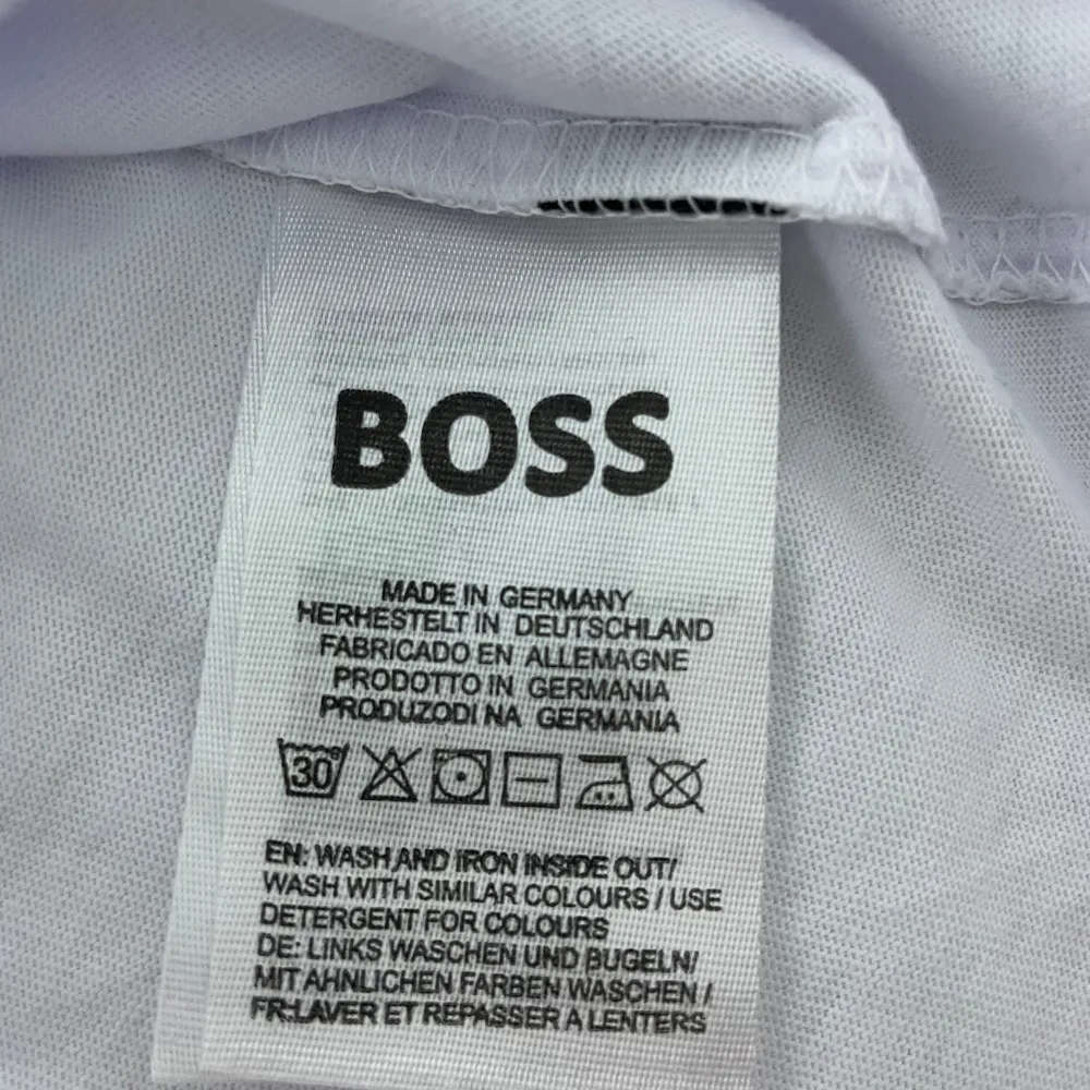 Hej! Nu säljer jag min helt nya samt oanvända Boss T-shirt då den inte passar mig. Storlek M men passar även S. . T-shirts.