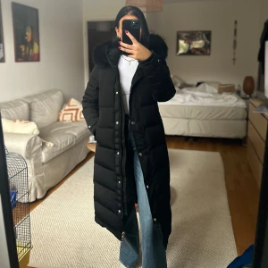 Vinterjacka - Jag säljer min rockandblue jacka i stl 36, fint skick. Nypris 3000kr. Använts 1 säsong 