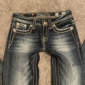 miss me bootcut - miss me lågmidjade bootcut jeans i nyskick. Köpta på plick men var tyvärr för små på mig💔 unika och jättesnygga fickor! midja 32cm innebenslängd 72cm 