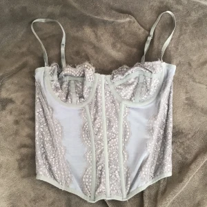 Blå corset - Blå korset. Ej andvänd . Fint skick. Är mellan storlek 36 och 38. Köpt secondhand