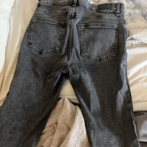 Jeans - Jeans från Gina tricot. Storlek 40. Bootcut jeans med låg midja. Avklippta längst ner så lite korta för mig som 170cm. I bra skick.