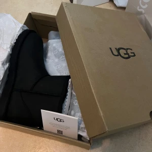 Ugg - Women’s Classic Mini Leather Boot  Helt nya då dom är i fel storlek Finns og förpacking  Pris kan diskuteras 