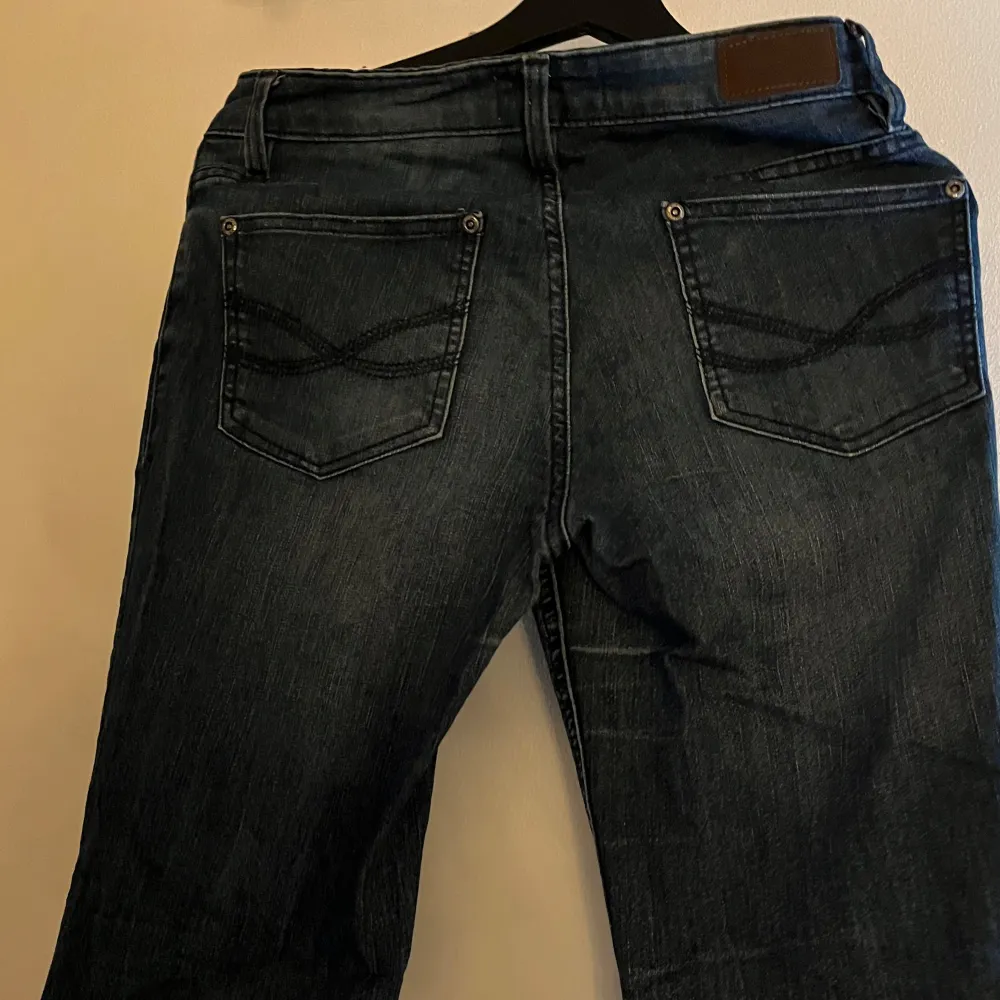 Bra skick, mörkblåa super sköna Lågmidjade bootcut jeans. Säljer för jag inte använder längre💗. Jeans & Byxor.