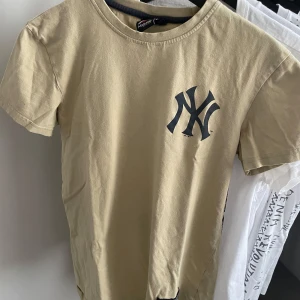 Yankees tshirt - Najs tshirt. Använd påriktigt en gång. Skriv om du vill ha fler bilder eller vid frågor:)