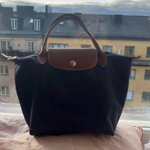 Mörkblå longchamp väska - Jättefin nästan helt oanvänd longchamp väska. Den är i den minska storleken och i mörkblå. Ny pris 1100kr💕💕