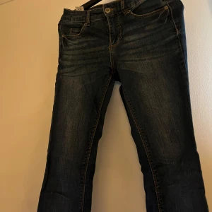 Mörkblåa bootcut jeans  - Lågmidjade mörkblåa bootcut jeans. Jättefina knappt använda💗