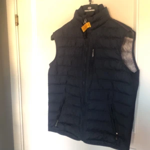 Parajumper väst  - Parajumper väst i storlek s mörk blå i bra skick använd sparsamt i ett år. Tveka inte på att höra av dig. / Joel 