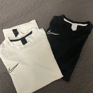 Nike träningströjor  - 69kr styck. Två olika träningströjor, en vit, en svart av Nike 130kr för båda
