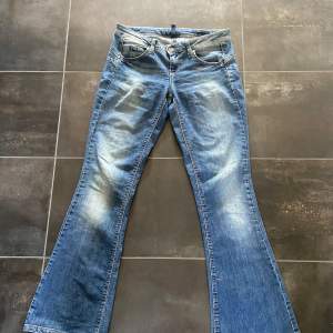 Säljer ett par snygga blå låg midjade Bootcut jeans från Benetton. 80cm i midjan, perfekt till hösten och vintern, bekväma, säljer pga av att de är för korta, rekommenderar för folk som är 160-170