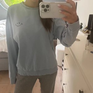 Sweatshirt - Så fin med söt smajli på