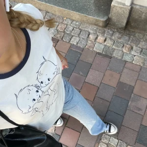 T-shirt från brandy Melville  - T-shirt från brandy Melville med söta små änglar på. Den är onesize men passar mig som vanligtvis är xs-s. 