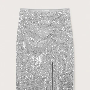 Paljettkjol i silver från MQ STOCKHOLM - Festlig långkjol i paljetter och med slits från MQ STOCKHOLM. Oanvänd men utan lapp.  Originalpris i affär: 599