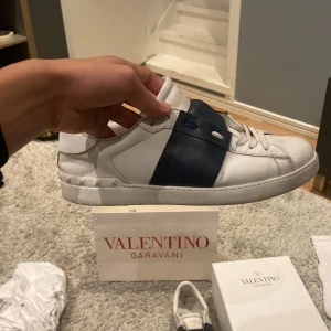 Valentino skor - Säljer nu dessa valentinos då de ej kmr till användning, storlek 45 men passar även 44. Priset är ej fast så kom med förslag!