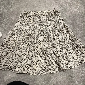 Lejopard kjol  - storleken är 152 men passar mig som har xs/s  pris: 40kr 