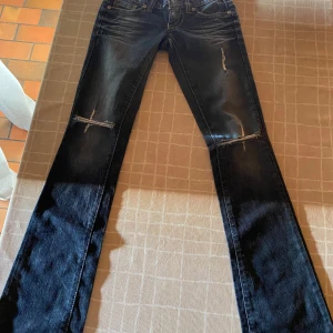Lågmidjade Guess jeans - Köpte dem här på Vinted men de var för små tyvärr!! Super snygga och är i bra skick, jag har aldrig använt dem och personen innan dess har inte heller de. Midjemått rakt över: 34cm och innerbens längden: 81cm