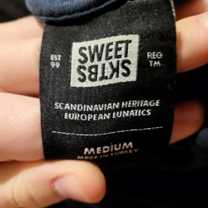 Sweet sktbs hoodie - Tja säljer denna hoodie storlek M men sitter lite större i model skulle jag säga . Skriv för mer bilder och frågor o osv .