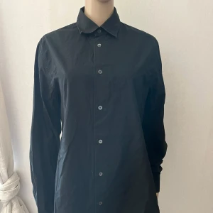 Svart skjorta långärmad - Inget att anmärka på 