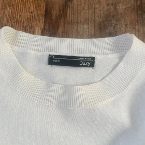 Vit T-shirt - Vit tröja, Dazy säljer då den inte används längre. Nyskick.