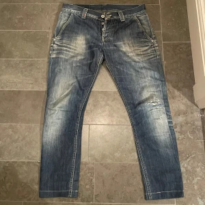 Dondup - Tja säljer dessa riktigt feta dondups med najs färg och coola slitningar! Kom privat om du har frågor!🤙