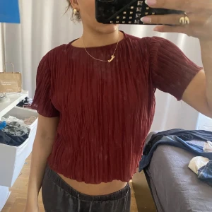 Vinröd topp - Superfin vinröd topp, toppskick o knappt använd💋💋