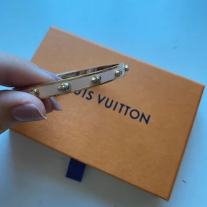 Alexander McQueen armband! - Säljer detta så sjukt snygga armband från Alexander McQueen. Säljs inte nya och har varit i hög prisklass. Superbra skick inge direkt synliga defekter. Pris kan diskuteras!💗