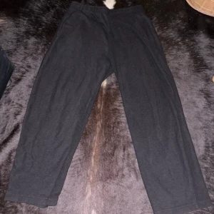 Baggy mjukisbyxor från weekday - As sköna mjukisbyxor som har en Baggy passform 