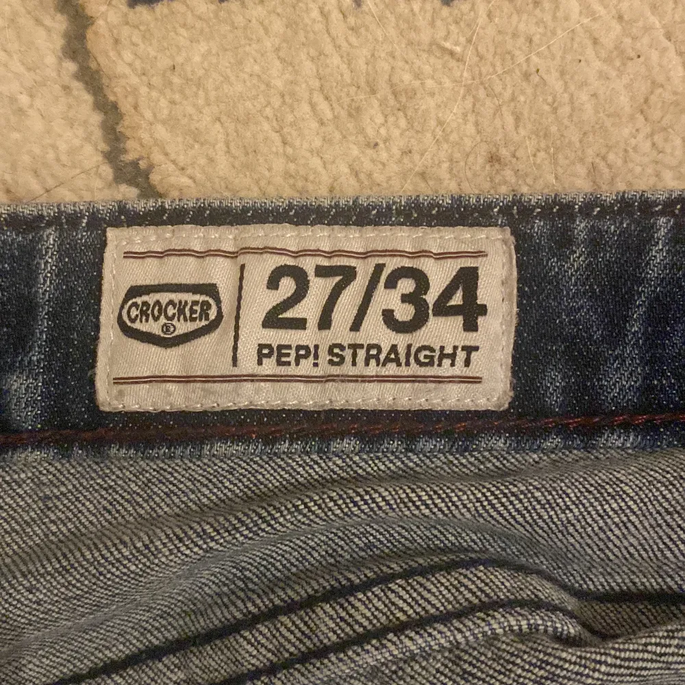 Lowwaist crocker jeans. Strl 27/34 men passar även 36. Straight lowwaist. Köptes på Plick för 700kr. Litet hål på vänster knä men inget som stör. Mörkblåa. Perfekt längd på mig som är ungefär 168-170. Pris går att diskuteras. Jeans & Byxor.